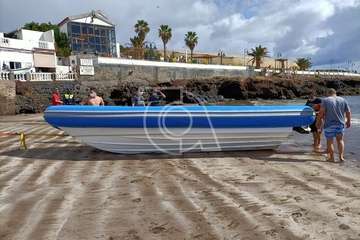 Una lancha neumática con varios jóvenes inmigrantes arriba a la playa de Ojos de Garza/TA.